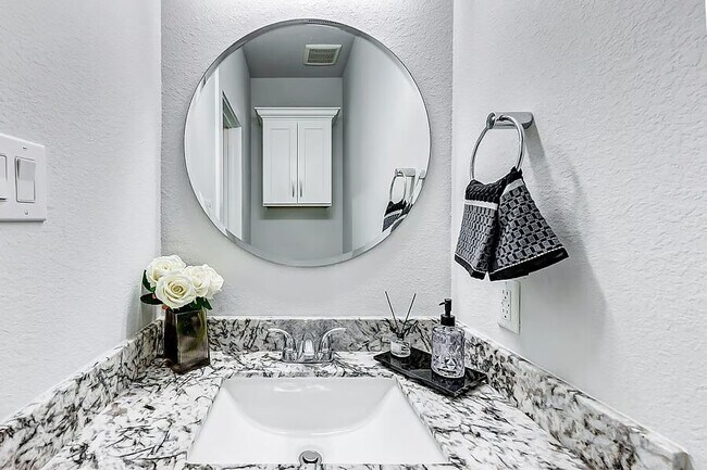 Building Photo - 4677 Bellfort Ave