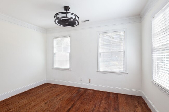 Building Photo - Updated 3/2 Bungalow w/ Large Backyard & M...