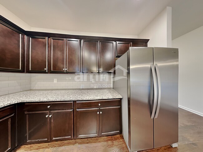 Building Photo - 553 Friar Park Ln