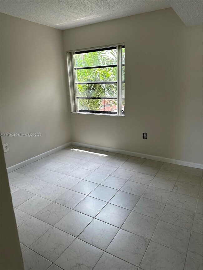 Building Photo - 9010 SW 125th Ave