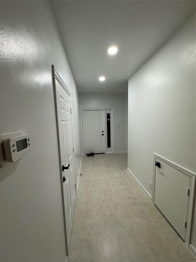 Building Photo - 3102 Coral Ridge Dr