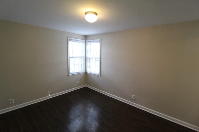 Building Photo - One Bedroom Duplex in North Kansas City