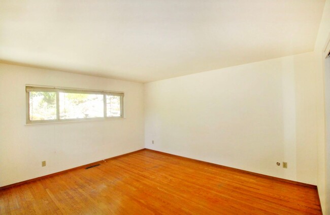 Building Photo - Sunny 3bed/2.5 bath + office space in Mont...