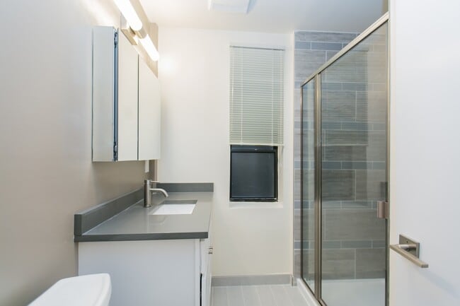 Building Photo - 2324 N Clark St