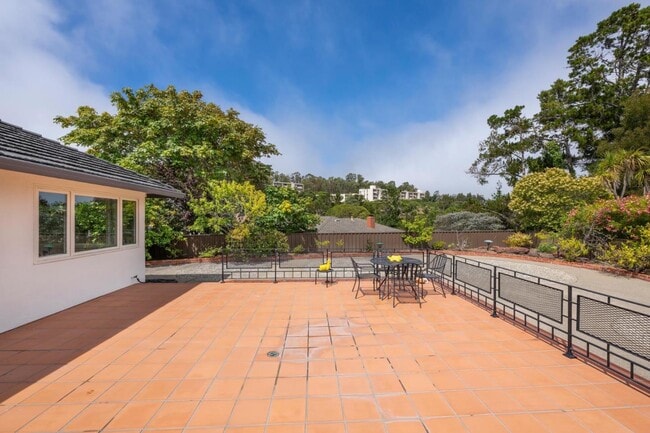 Building Photo - 1394 Manzanita Dr