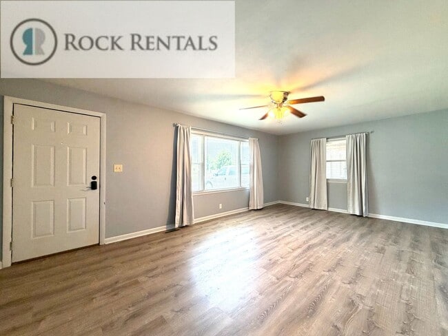 Building Photo - Fresh 2 Bed with Bonus Room on 17th