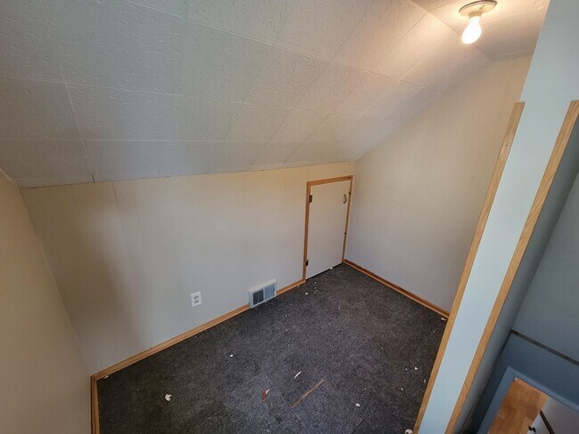 Building Photo - AVAILABLE AUGUST 15th - 4 Bed 3 Bath w/ Spacious Back Deck - SHORT TERM LEASE TILL END OF APRIL