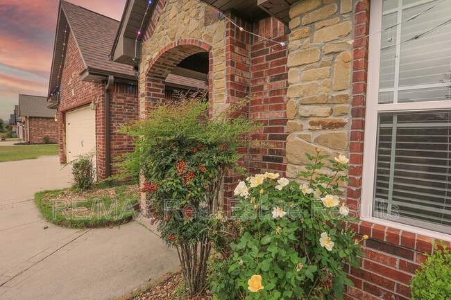 Building Photo - 2202 SW Tupelo Ave