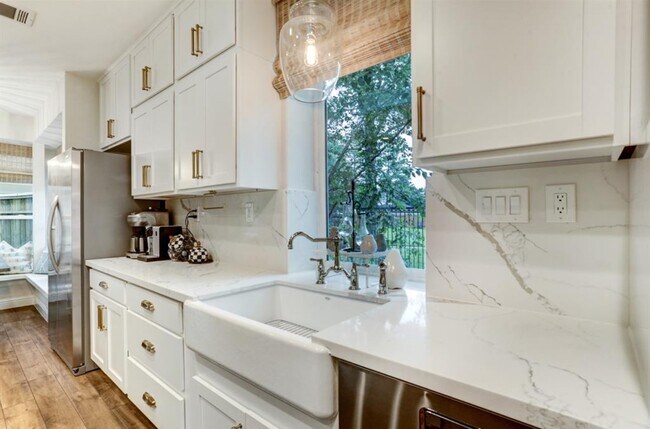 Building Photo - 5523 Island Breeze Dr