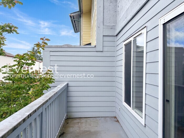 Building Photo - 8823 Holly Dr