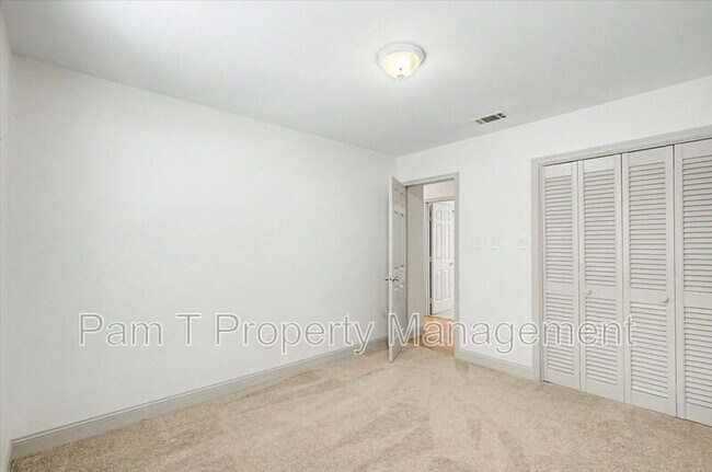 Building Photo - 211 Hillary Rd