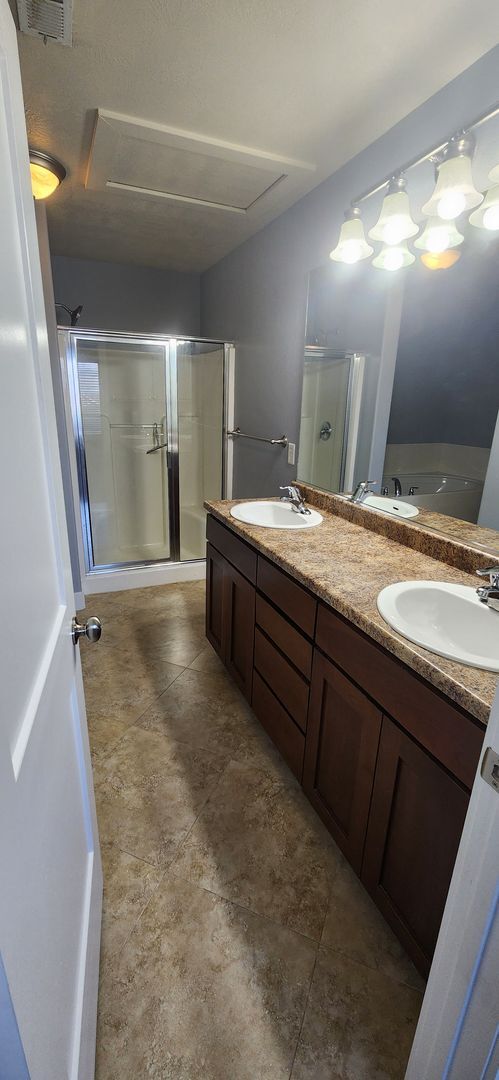 Building Photo - Luxury 3 Bedroom Plus Den in Sandy!