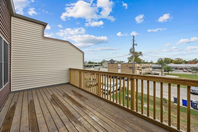 Building Photo - Spacious Townhome In The Kingston Neighborhood
