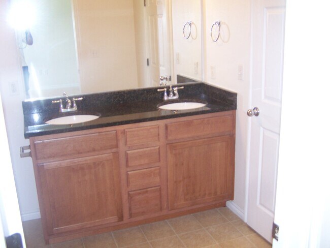 Building Photo - 11 Fuller Cir