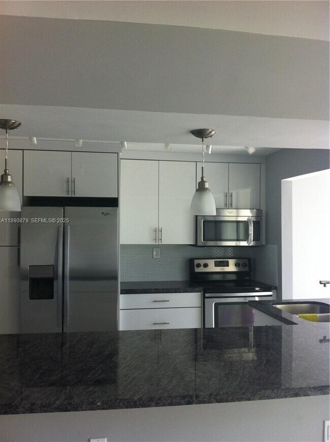 Building Photo - 16558 NE 26th Ave