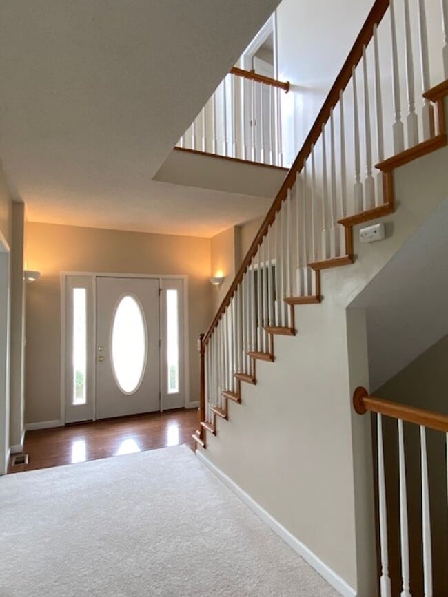 Building Photo - Three Bedroom Executive Home with 2.5 Bath...