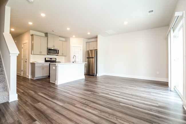 Building Photo - Beautiful Townhome in Greenville