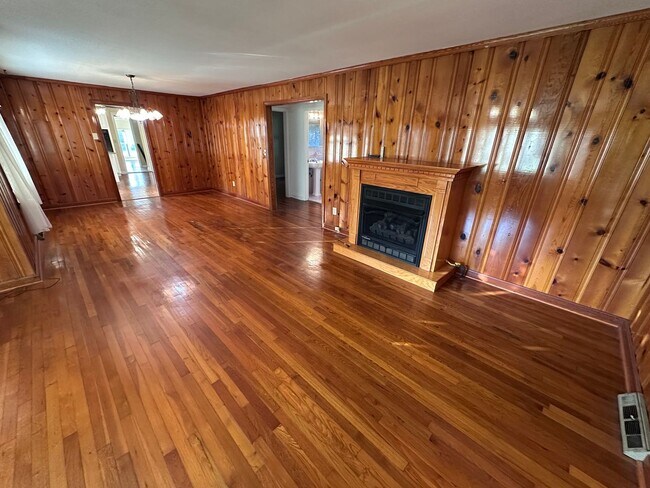 Building Photo - 3 Bedrooms- 2 Bathrooms- House in Armuchee!
