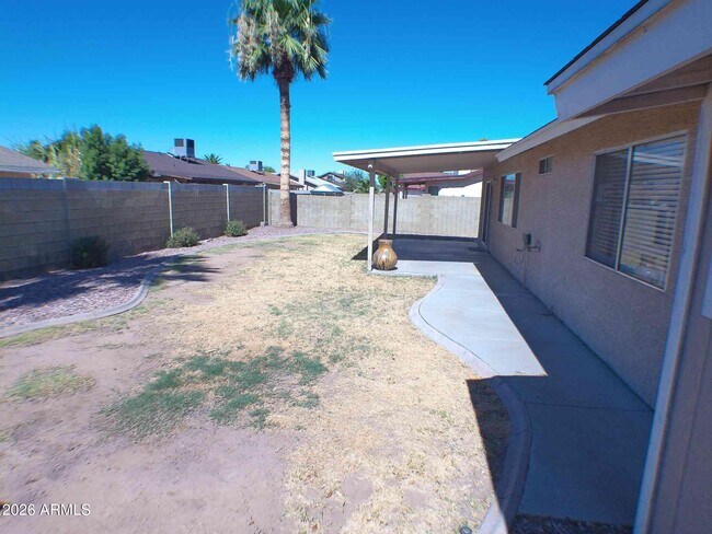 Building Photo - 5625 W Sunnyside Dr