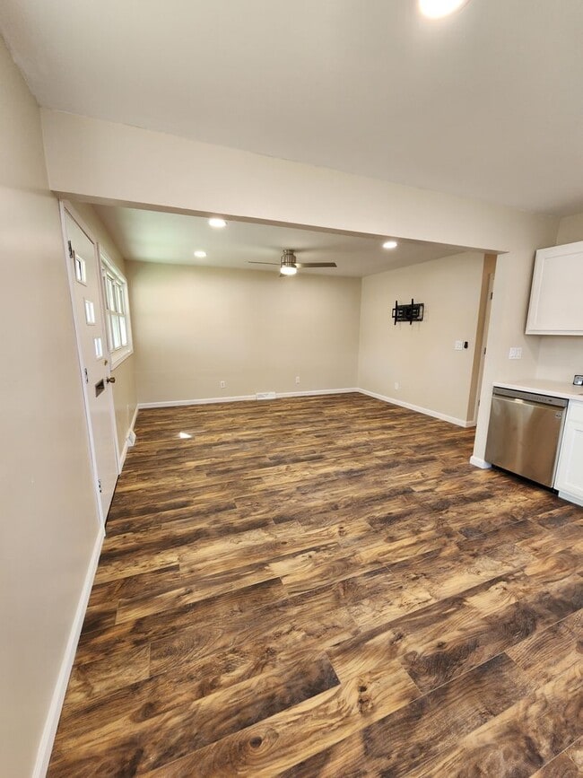 Building Photo - Updated 3 Bedroom Ranch style home