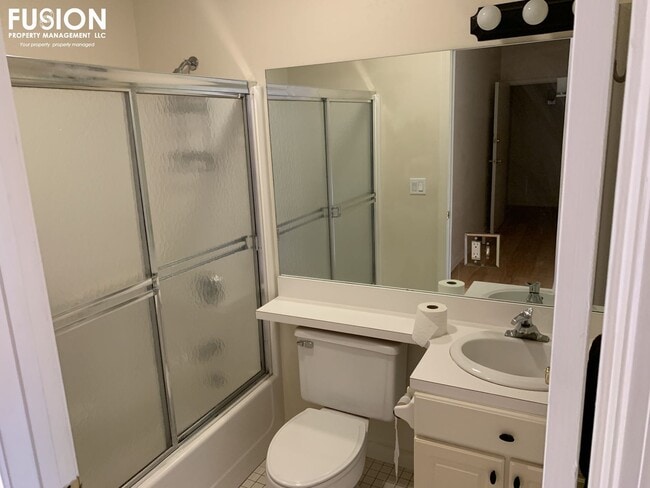 Building Photo - Top Floor Remolded Penthouse on College Street!