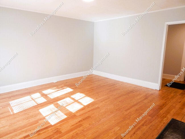 Building Photo - 622 Waldo St SE