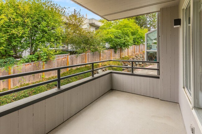 Building Photo - 3 bedroom townhome in perfect location in ...