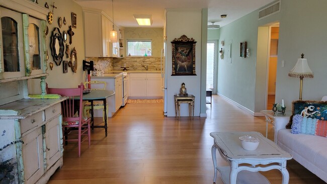 Building Photo - Annual Turnkey furnished renovated 1/1 dow...