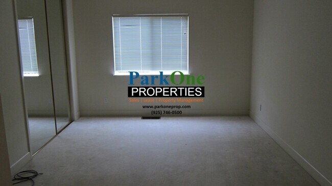 Building Photo - Large Danville Home with Pool