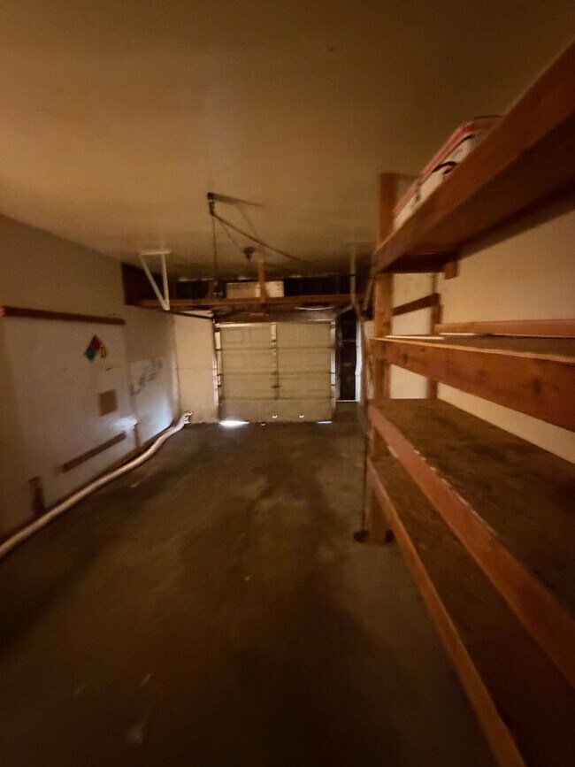 Building Photo - 3 bedroom 1 bath duplex