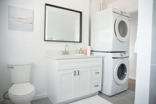 Building Photo - Fully Renovated 1x1 in amazing location!