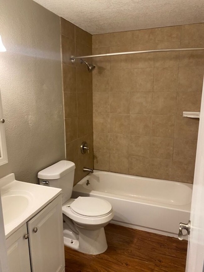 Building Photo - 2 Bedroom 1 Bathroom - Located At Lakewood...