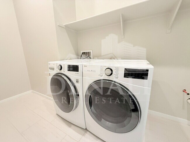 Building Photo - 1153 E Nolan Pl