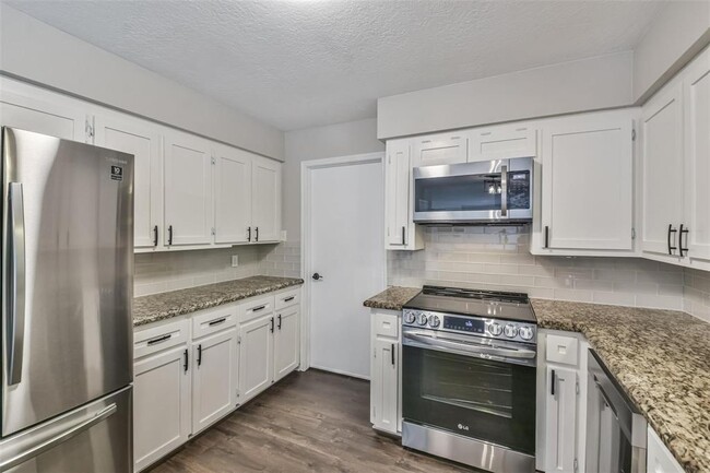 Building Photo - 7003 Huntbrook Dr