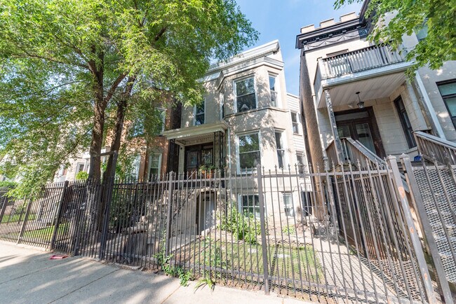 Building Photo - 2833 N Albany Ave
