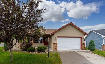 Building Photo - 4 bed 2 1/2 bath home!