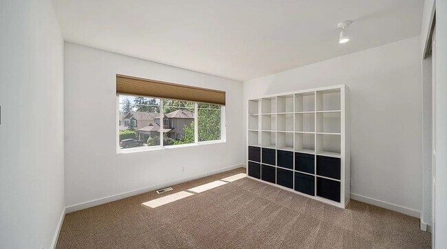 Building Photo - Lakeland Hills Home in Dieringer School Di...