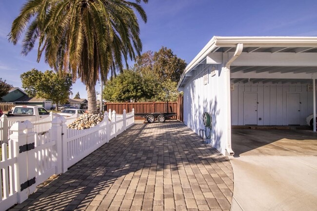 Building Photo - 3335 Los Prados St