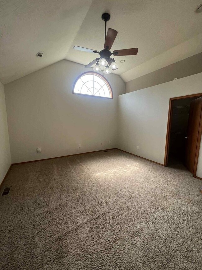 Building Photo - CARTHAGE: BEAUTIFUL 2,864 SQFT 5 BEDROOM /...