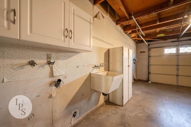 Building Photo - N.E. Fresno Home, 3BR/2BA, Blt 1988, POOL + Living & Family Rooms - Lots of Amenities!