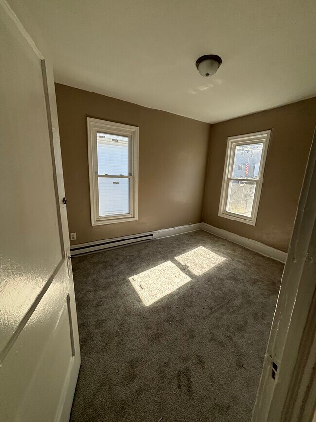 Primary Photo - 8 E Abbott St