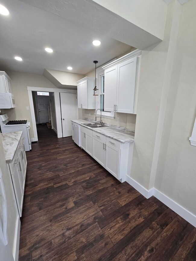 Building Photo - Newly renovated Beechview Home with Bonus ...