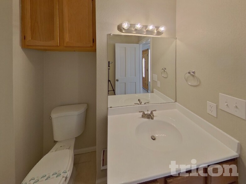 Building Photo - 1128 E Jensen St