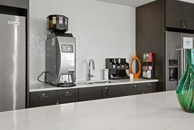 Building Photo - 775 Juniper St NE