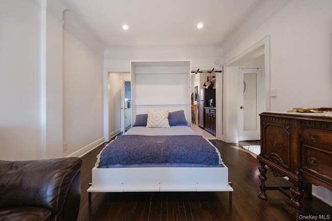 Building Photo - 26 Pondfield Rd