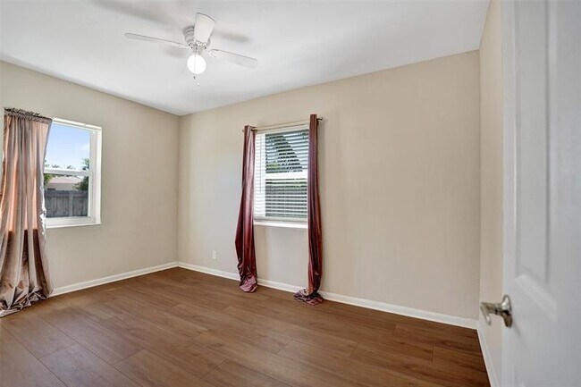 Building Photo - 1222 14th Ct S