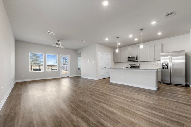 Building Photo - 38746 Yellowstone Dr