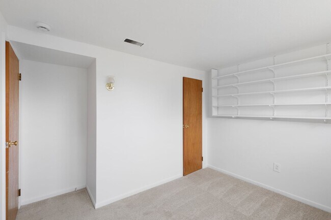 Building Photo - Split-Entry Home in La Vista! This 3-bedro...