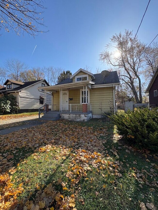 Primary Photo - Three bedroom one bathroom home for rent