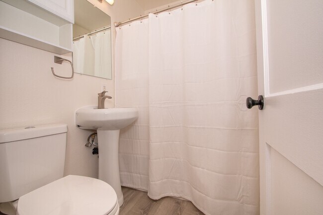 Building Photo - Updated Craftsman 2-Bed / 1-Bath W/ Private Yard/Storage/Washer/Dryer in South Park!